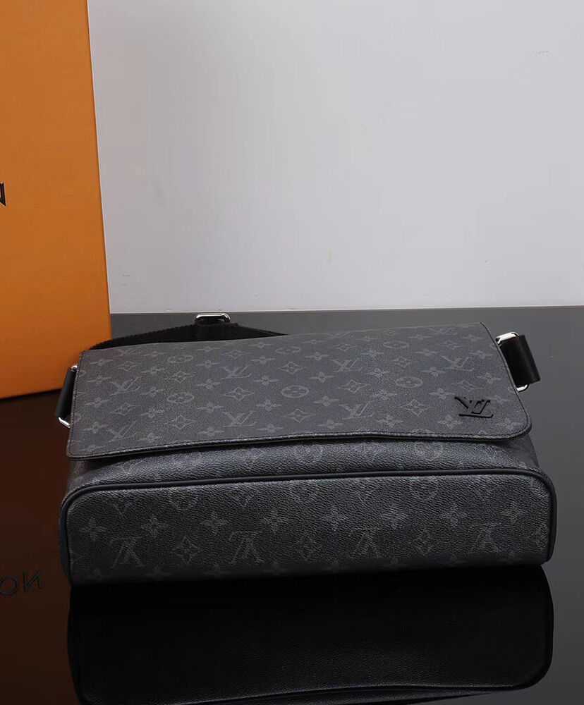 LOUIS VUITTON DISTRICT MM M44001