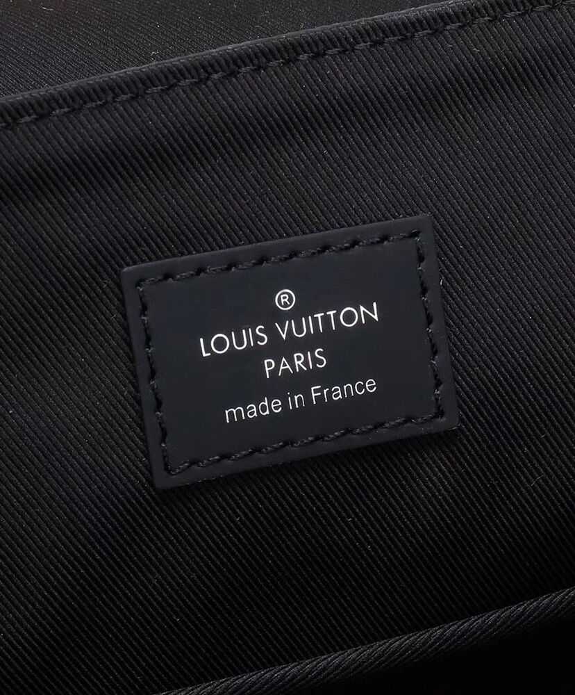 LOUIS VUITTON DISTRICT MM M44001