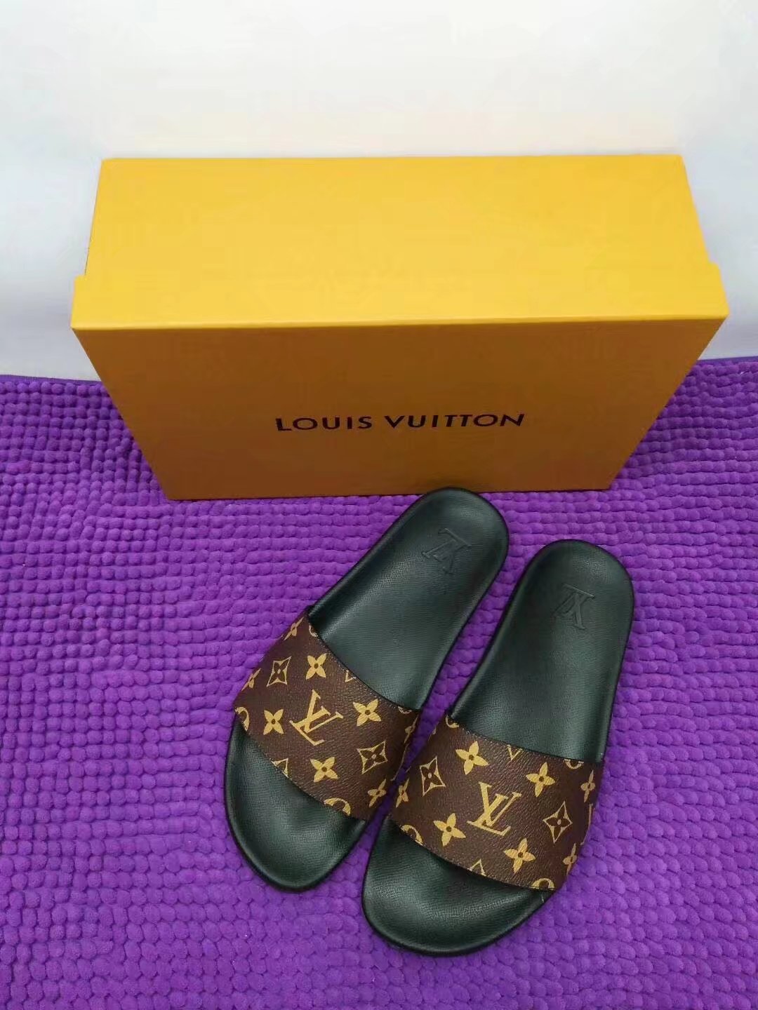 Louis Vuitton Outlet Lovers slippers LV882OM
